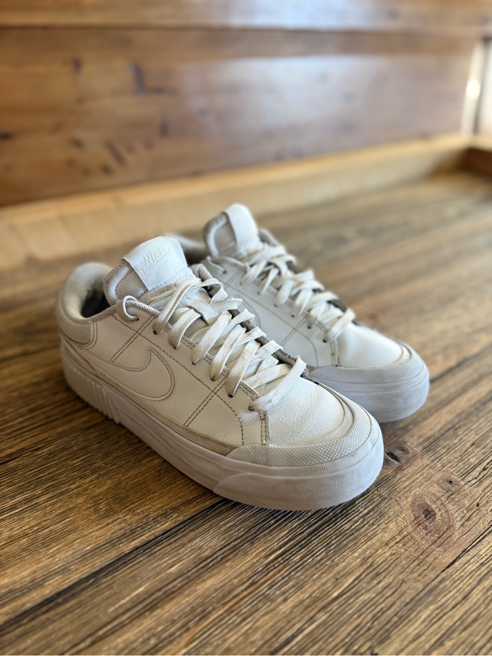 Women’s court legacy nike sneakers